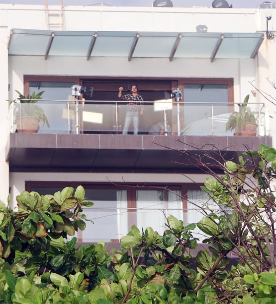 घर की बालकनी में लाइट्स-कैमरा संग शूटिंग करते नजर आए शाहरुख, Photos