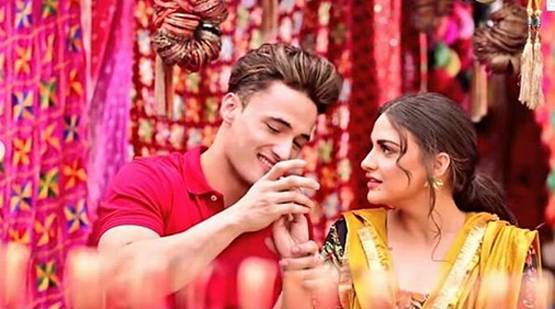 हिमांशी खुराना ने चूड़ा पहनकर शेयर की फोटो, फैंस बोले- शादी हो गई क्या?