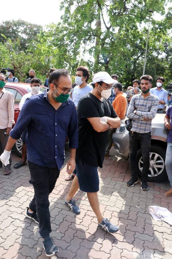 सुशांत के घर पहुंचे मुकेश छाबड़ा, डायरेक्टर संग की थी आखिरी फिल्म