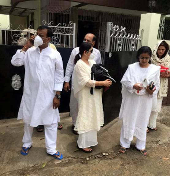 पटना में पिता ने गंगा में प्रवाहित कीं सुशांत की अस्थियां, बहनें भी रहीं मौजूद PHOTOS