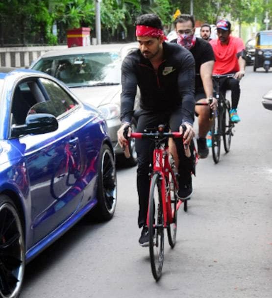 ना हाथों में ग्लव्स, ना मुंह पर मास्क, कोरोना के बीच साइकिलिंग पर निकले सूरज