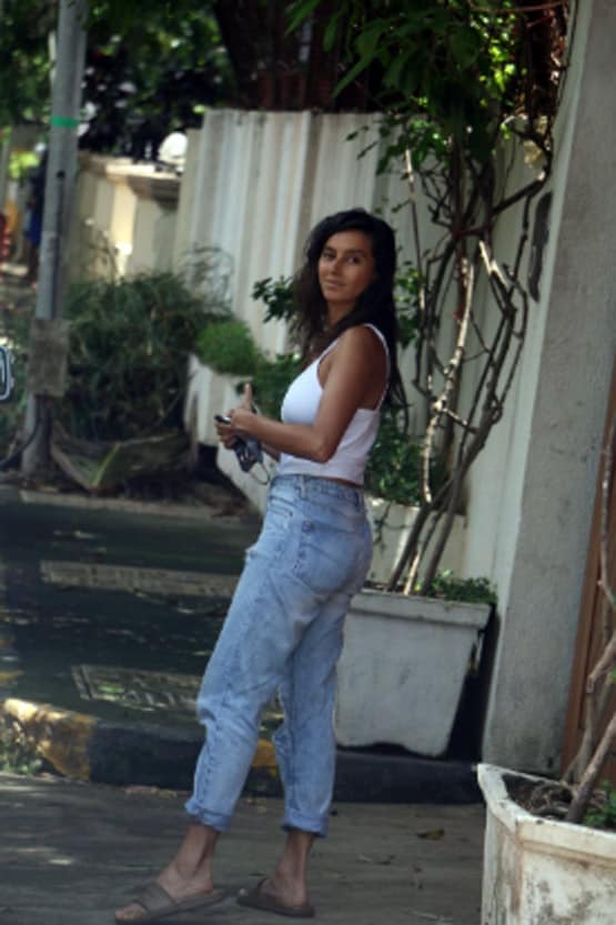 फरहान अख्तर के घर पहुंची शिबानी दांडेकर-रिया चक्रवर्ती, Photos