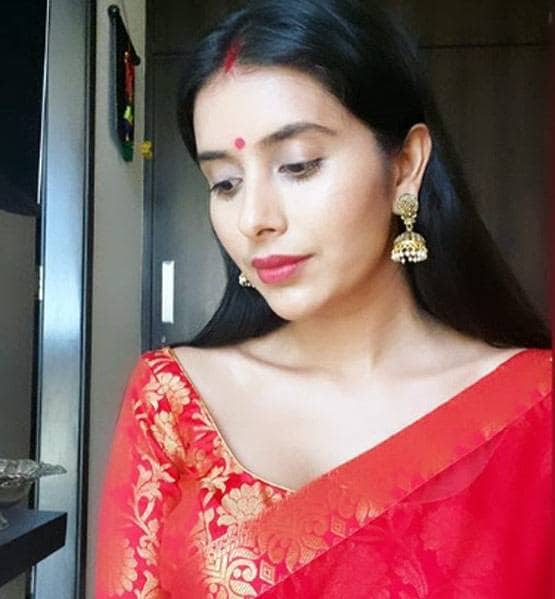 रेड टॉप- ब्लैक ट्राउजर में गॉर्जियस दिखीं सुष्मिता सेन की भाभी, Photos