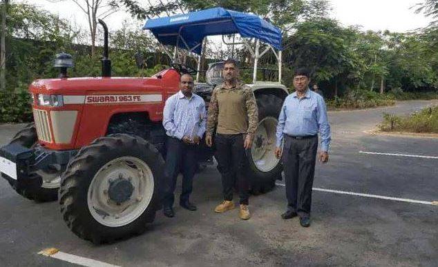 धोनी भगा रहे थे स्वराज का ट्रैक्टर, कंपनी के मालिक का मजेदार कमेंट