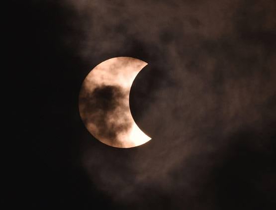 हजारों साल बाद सूर्यग्रहण पर दुर्लभ संयोग, इन उपायों से होगा लाभ