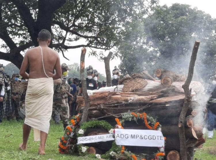 CM शिवराज ने दिया शहीद दीपक को कंधा, विदाई देने उमड़ा जनसमूह