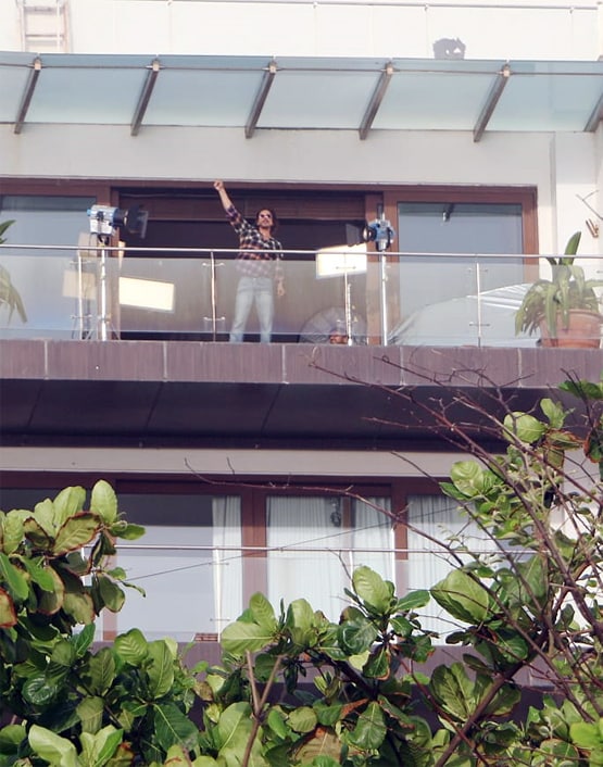 घर की बालकनी में लाइट्स-कैमरा संग शूटिंग करते नजर आए शाहरुख, Photos