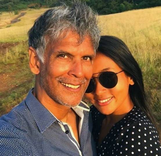 पत्नी अंकिता को पीठ पर बैठाकर मिलिंद सोमन ने किए पुशअप्स, Photos