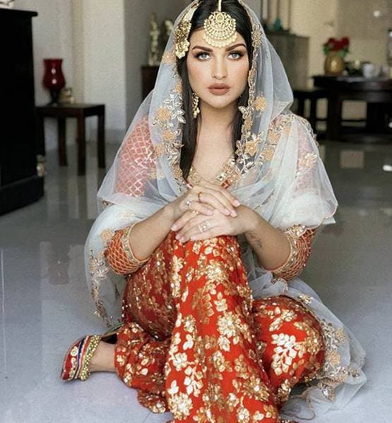 हिमांशी खुराना ने चूड़ा पहनकर शेयर की फोटो, फैंस बोले- शादी हो गई क्या?