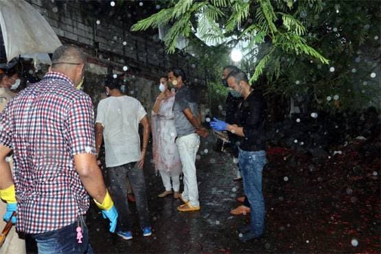 आंखों में आंसू, दिल में सवाल छोड़ चले गए सुशांत, आखिरी विदा देने आए परिवार-दोस्त