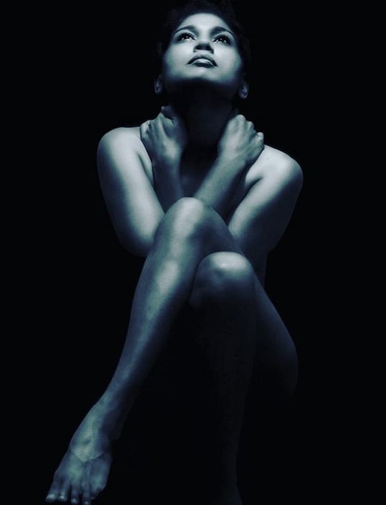 एक्टिविस्ट रेहाना फातिमा ने टॉपलेस होकर अपने बच्चों से बनवाई पेंटिंग, FIR