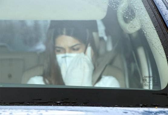 सुशांत को अलविदा कहने पहुंचीं श्रद्धा कपूर-कृति सेनन, परिवार भी शामिल