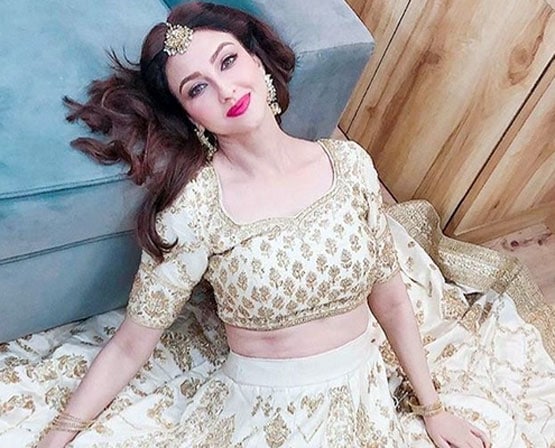 नन्हे बेटे संग 'भाभीजी घर पर हैं' फेम सौम्या का योगा सेशन, तस्वीरें वायरल