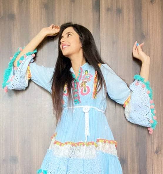 रेड टॉप- ब्लैक ट्राउजर में गॉर्जियस दिखीं सुष्मिता सेन की भाभी, Photos