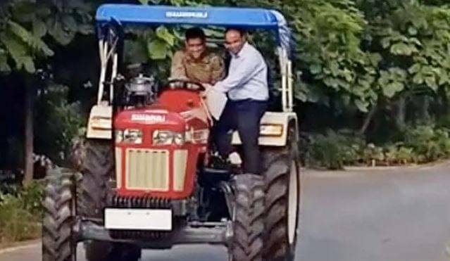 VIDEO: धोनी ने रांची की सड़क पर भगाया ट्रैक्टर, हिल गया पास में बैठा आदमी