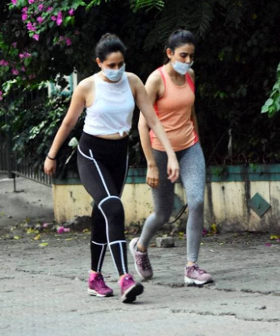 मास्क लगाकर वॉक पर निकलीं अरबाज की गर्लफ्रेंड, दोस्त संग दिखीं रकुल प्रीत