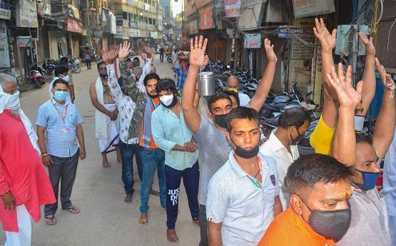 लॉकडाउन खुलने के बाद मंदिर-गुरुद्वारों में दर्शन के लिए पहुंचे भक्त