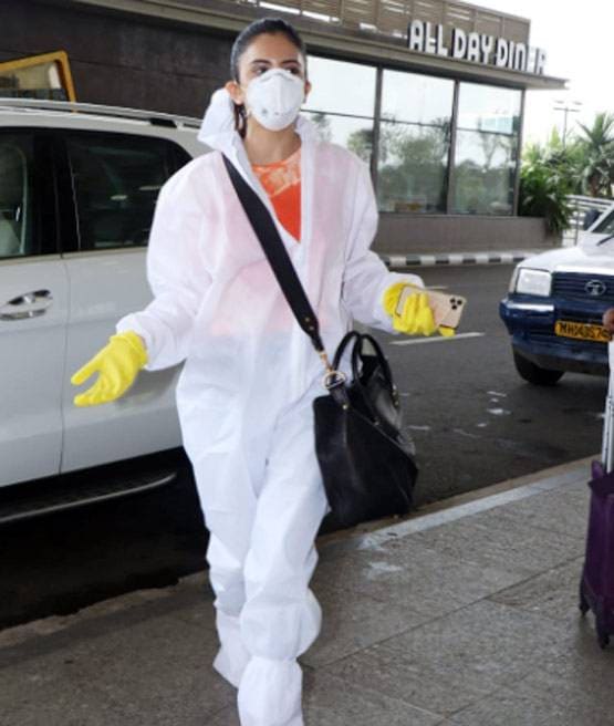 मुंबई एयरपोर्ट पर स्पॉट हुईं रकुल प्रीत, PPE किट-मास्क पहने आईं नजर
