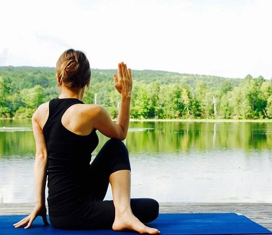 योग करते वक्त अनजाने में कहीं आप तो नहीं करते ये बड़ी गलतियां?