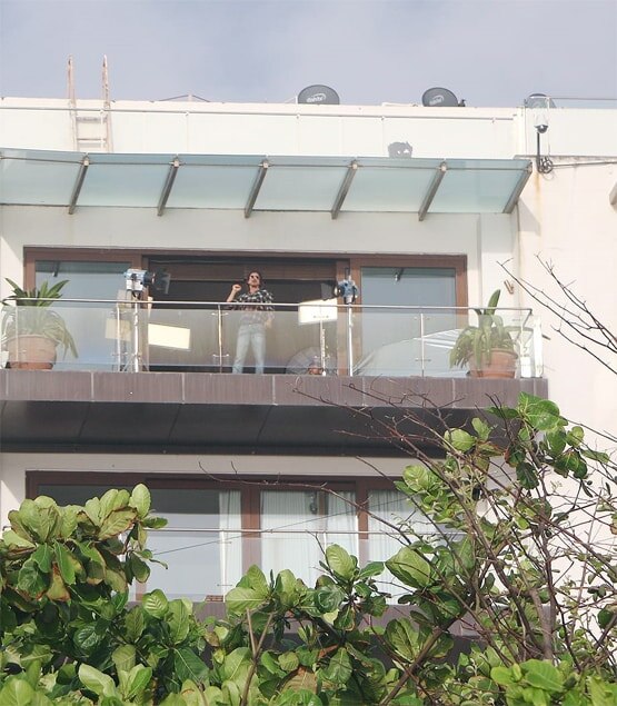 घर की बालकनी में लाइट्स-कैमरा संग शूटिंग करते नजर आए शाहरुख, Photos