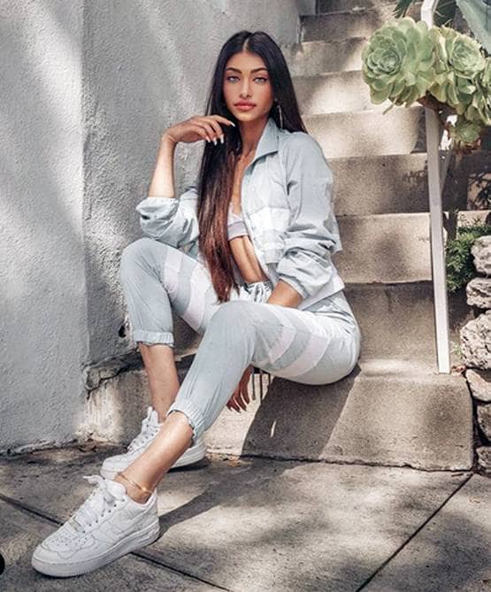 अनन्या पांडे की कजिन ने शेयर की बिकिनी फोटो, महिला यूजर ने बताया-गैंगरेप के लायक