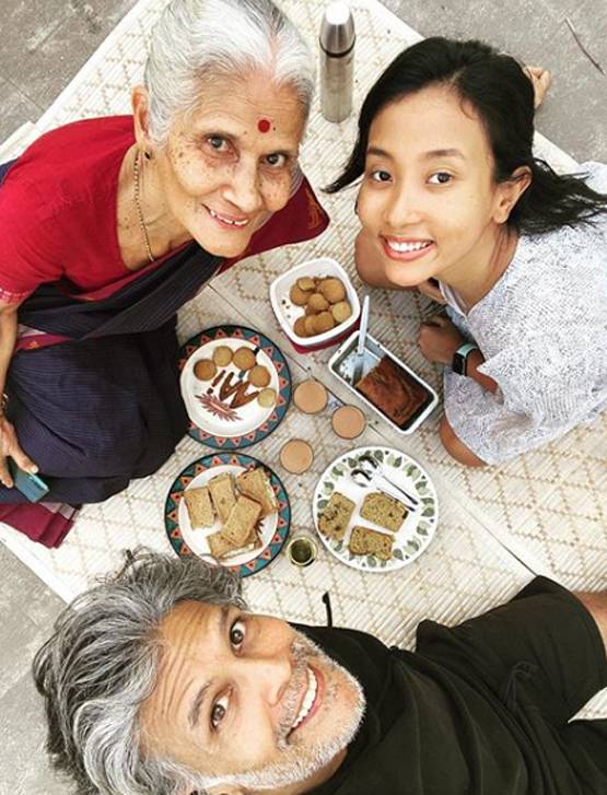 पत्नी अंकिता को पीठ पर बैठाकर मिलिंद सोमन ने किए पुशअप्स, Photos