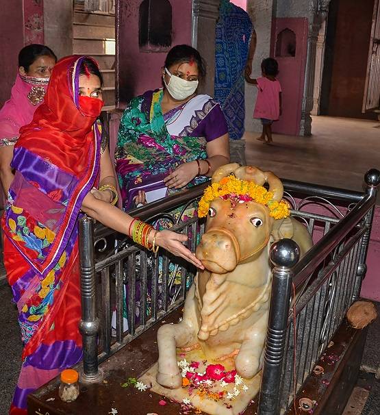 लॉकडाउन खुलने के बाद मंदिर-गुरुद्वारों में दर्शन के लिए पहुंचे भक्त