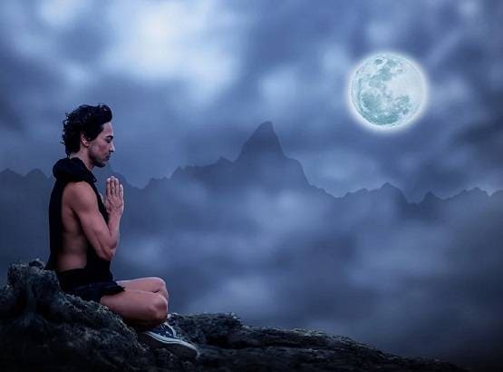 योग करते वक्त अनजाने में कहीं आप तो नहीं करते ये बड़ी गलतियां?