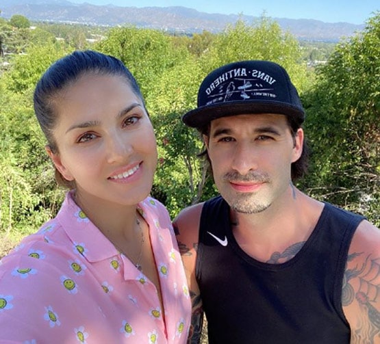 फैमिली संग आउटिंग पर निकलीं सनी लियोनी, बताया क्यों इस खास जगह पर आईं