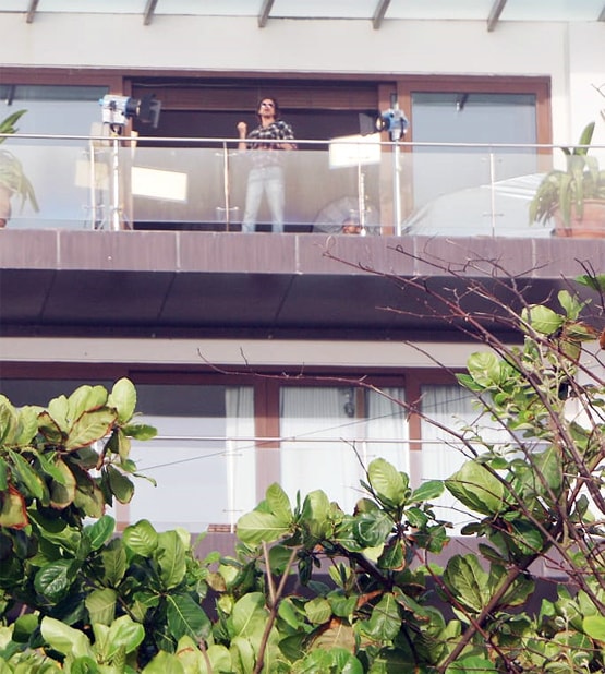 घर की बालकनी में लाइट्स-कैमरा संग शूटिंग करते नजर आए शाहरुख, Photos