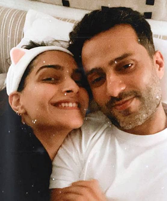 पैरेंट्स संग सोनम कपूर का बर्थडे सेलिब्रेशन, सास को कर रही थीं मिस