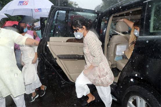 आंखों में आंसू, दिल में सवाल छोड़ चले गए सुशांत, आखिरी विदा देने आए परिवार-दोस्त