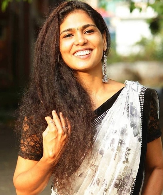 एक्टिविस्ट रेहाना फातिमा ने टॉपलेस होकर अपने बच्चों से बनवाई पेंटिंग, FIR