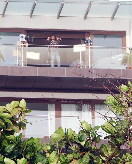 घर की बालकनी में लाइट्स-कैमरा संग शूटिंग करते नजर आए शाहरुख, Photos