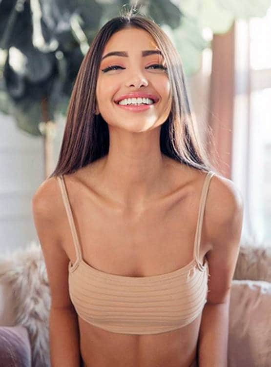 अनन्या पांडे की कजिन ने शेयर की बिकिनी फोटो, महिला यूजर ने बताया-गैंगरेप के लायक