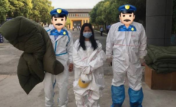 बॉयफ्रेंड ने दिया धोखा, लड़की ने शराब पीकर तोड़ी प्लेन की खिड़की..