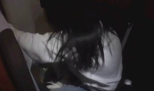 बॉयफ्रेंड ने दिया धोखा, लड़की ने शराब पीकर तोड़ी प्लेन की खिड़की..