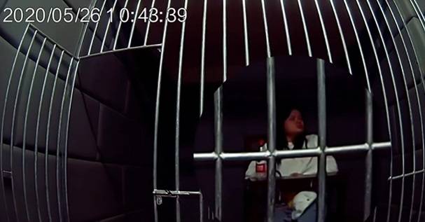 बॉयफ्रेंड ने दिया धोखा, लड़की ने शराब पीकर तोड़ी प्लेन की खिड़की..