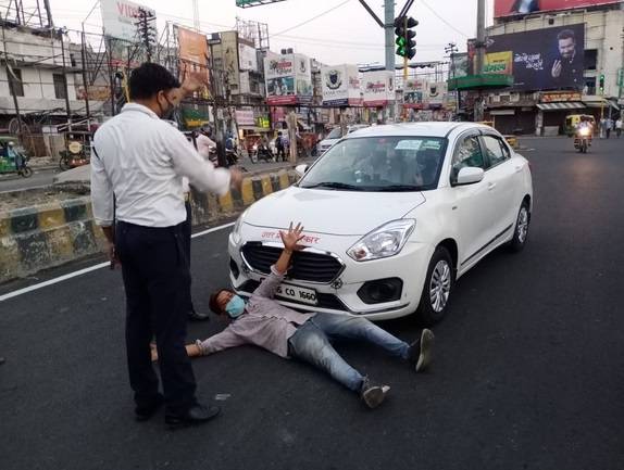'मुझे छूना मत मैं कोरोना पॉजिटिव हूं' कहकर गाड़ी के आगे लेटा युवक और फिर...