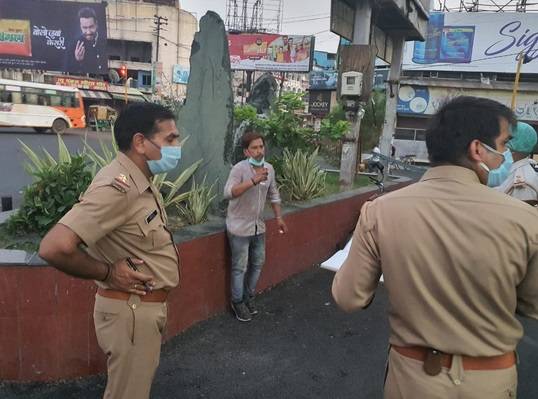 'मुझे छूना मत मैं कोरोना पॉजिटिव हूं' कहकर गाड़ी के आगे लेटा युवक और फिर...