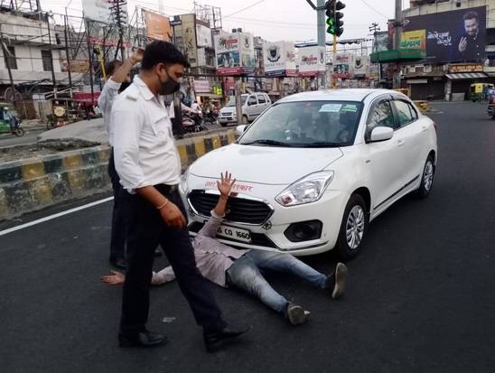 'मुझे छूना मत मैं कोरोना पॉजिटिव हूं' कहकर गाड़ी के आगे लेटा युवक और फिर...