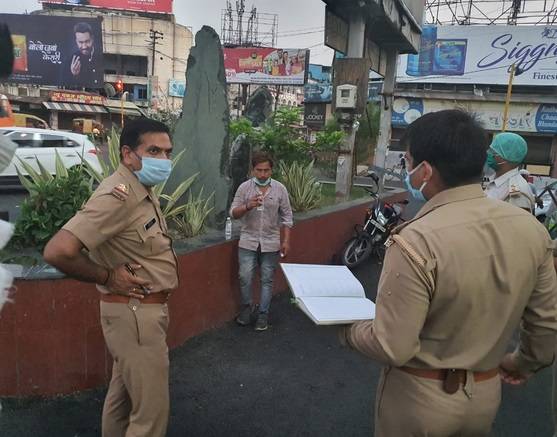 'मुझे छूना मत मैं कोरोना पॉजिटिव हूं' कहकर गाड़ी के आगे लेटा युवक और फिर...