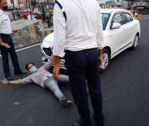 'मुझे छूना मत मैं कोरोना पॉजिटिव हूं' कहकर गाड़ी के आगे लेटा युवक और फिर...