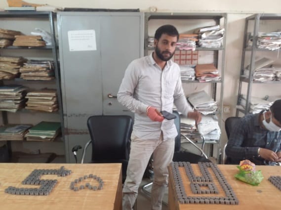 सरकारी दफ्तर में बाबुओं ने लगवाए चक्कर, युवक ने सिक्कों से किया पेमेंट