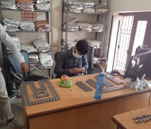 सरकारी दफ्तर में बाबुओं ने लगवाए चक्कर, युवक ने सिक्कों से किया पेमेंट