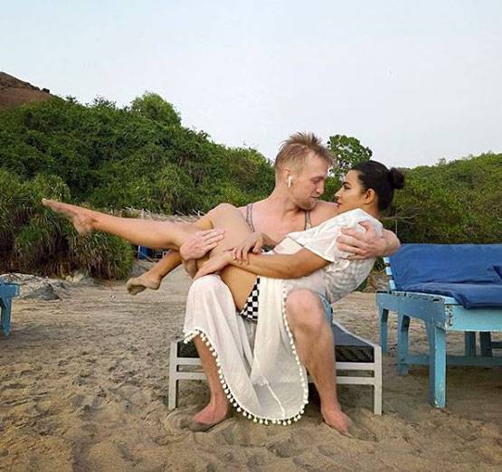 पति संग समुद्र किनारे आशका ने ऐसे बिताया वक्त, वायरल हो रहीं फोटोज