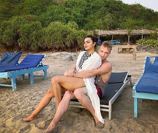 पति संग समुद्र किनारे आशका ने ऐसे बिताया वक्त, वायरल हो रहीं फोटोज