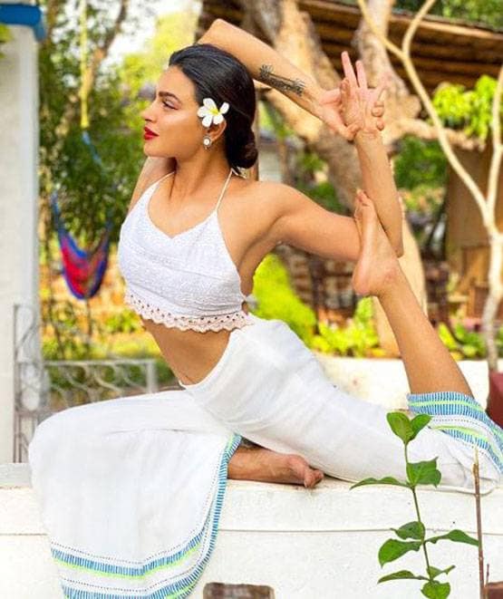 पति संग समुद्र किनारे आशका ने ऐसे बिताया वक्त, वायरल हो रहीं फोटोज