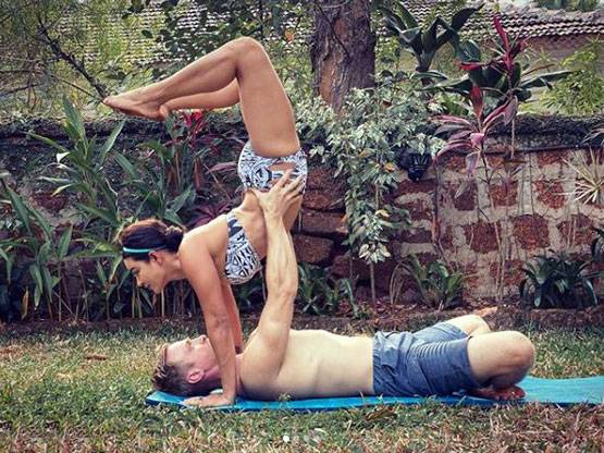 पति संग समुद्र किनारे आशका ने ऐसे बिताया वक्त, वायरल हो रहीं फोटोज