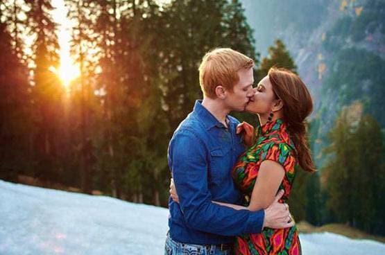 पति संग समुद्र किनारे आशका ने ऐसे बिताया वक्त, वायरल हो रहीं फोटोज